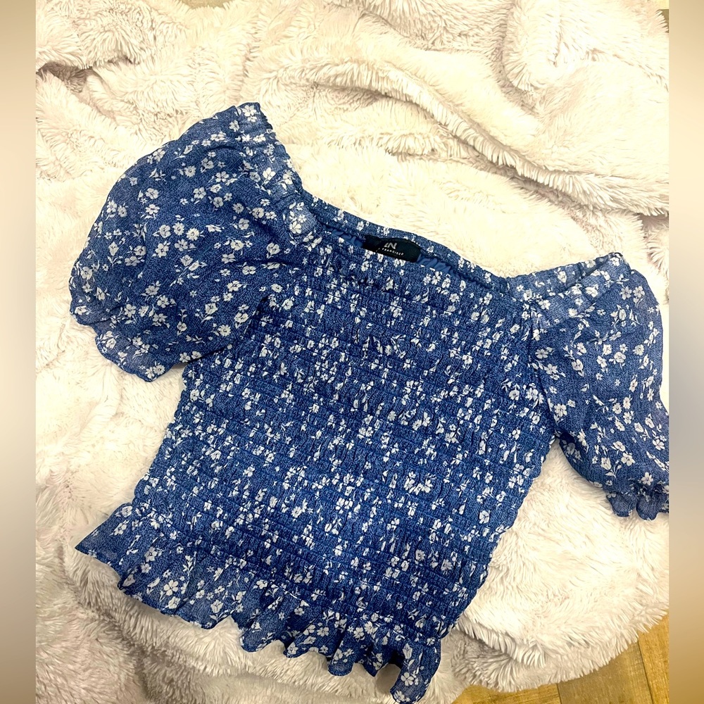 I.N. Beautiful Summer Blouse/Crop top 💙💙 Size Small 💙💙